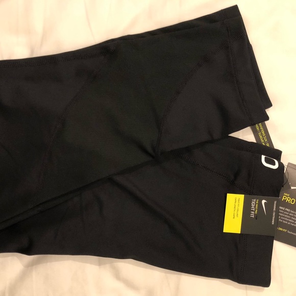 NWT. Nike Pro Training Capris. Medium. Black. - Picture 8 of 8